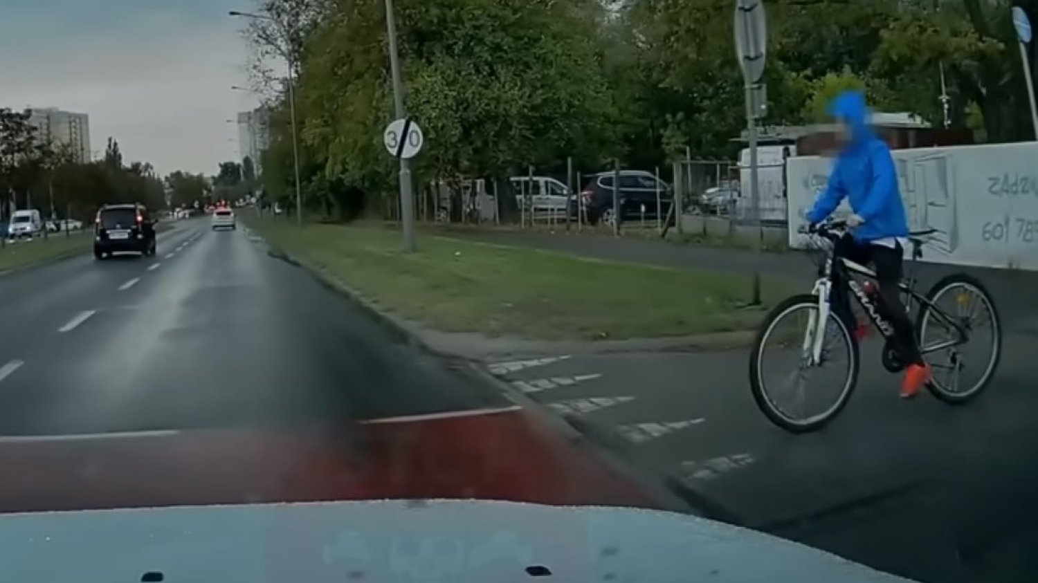 Filmik pokazuje sytuację, która mogła się skończyć tragicznie dla rowerzysty.