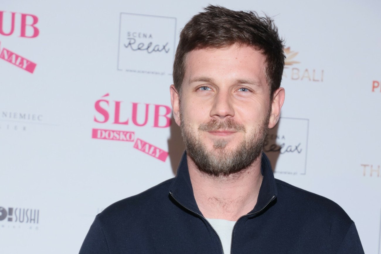 Królikowski z nową partnerką na salonach.