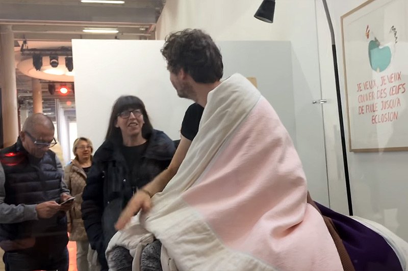 Wyczyn francuskiego artysty Abrahama Poinchevala wprawił prezentera TVN24 w atak śmiechu.