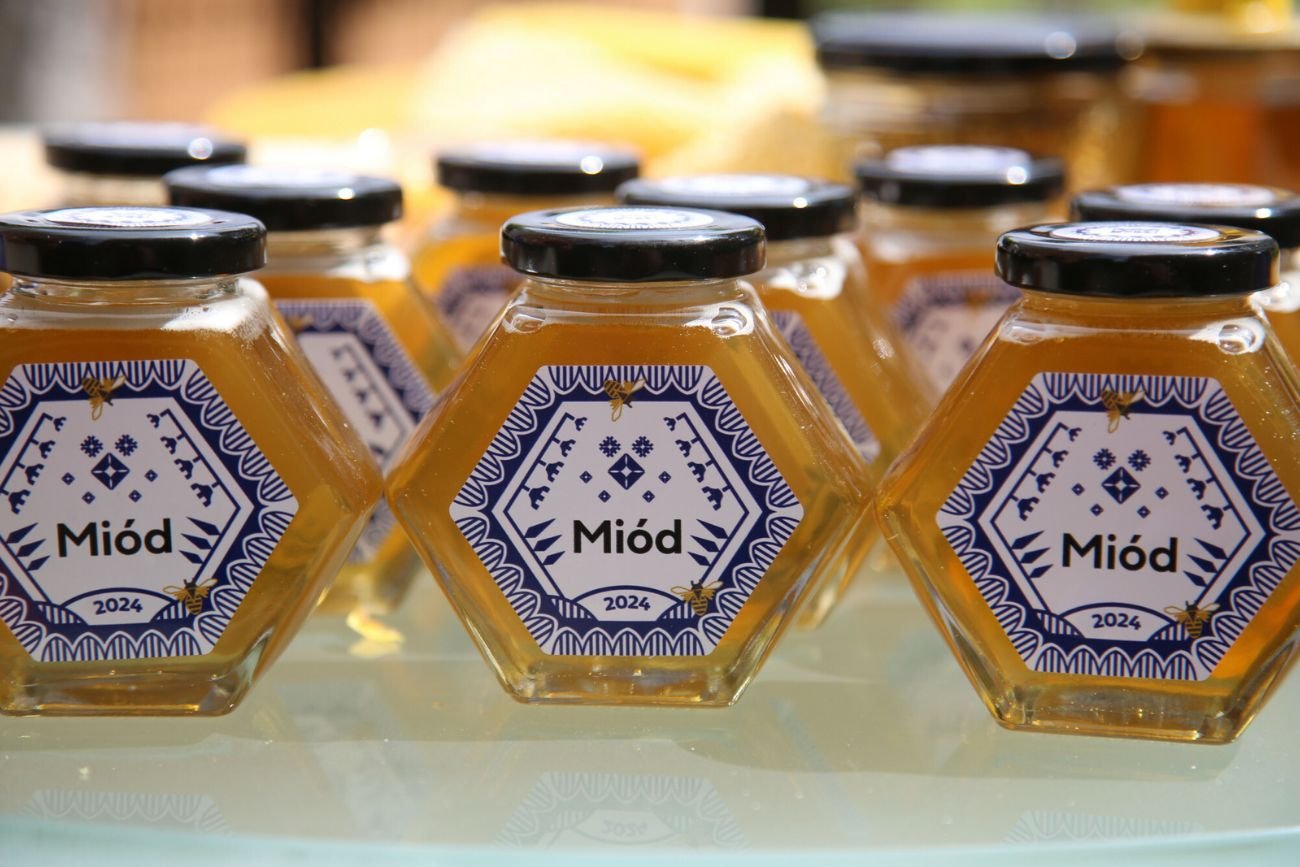 Nowy niebezpieczny trend na TikToku. Użytkownicy zakrapiają sobie oczy miodem