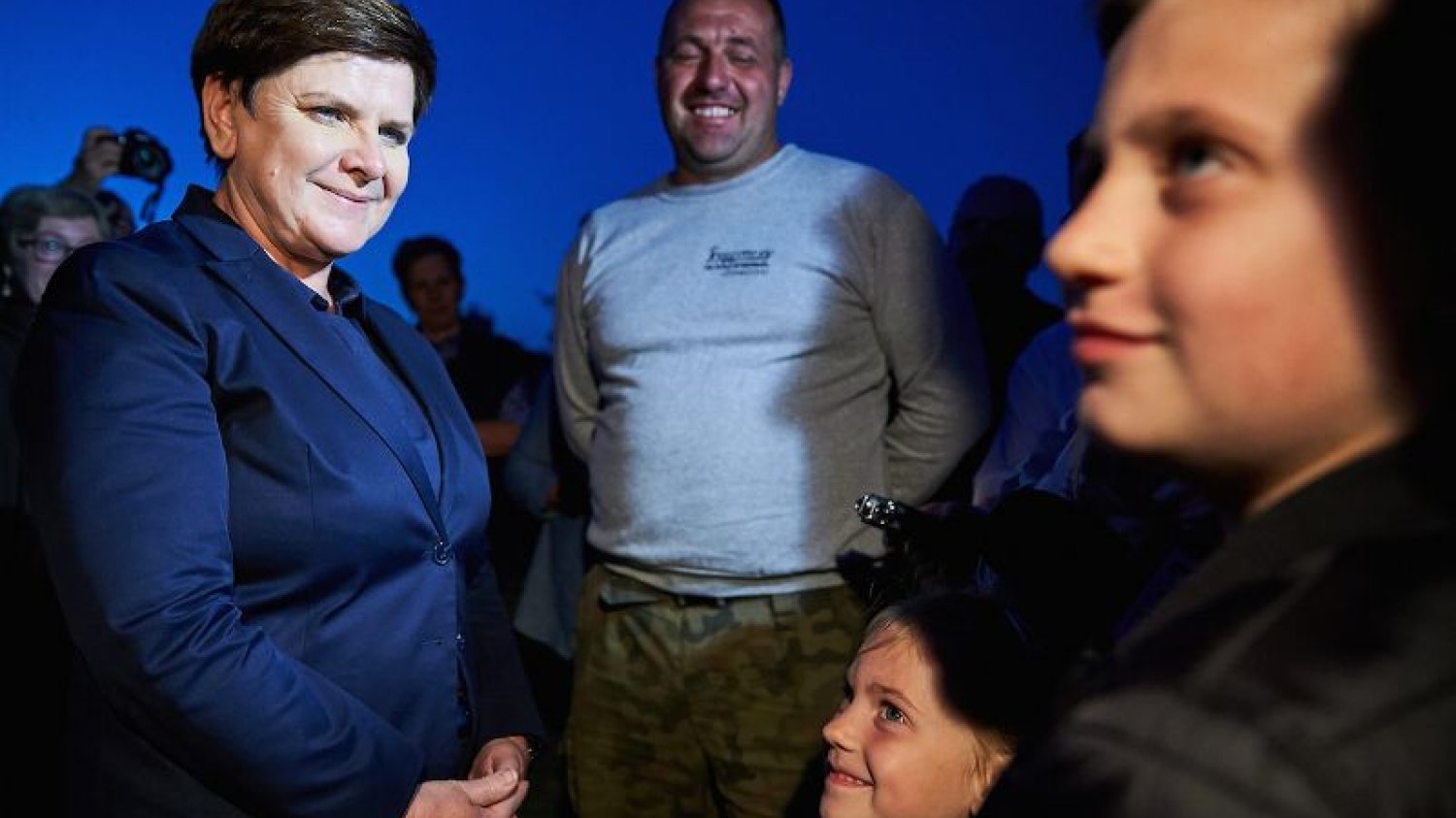Premier Beata Szydło w Zalesiu (woj. pomorskie) podczas wizytacji u rodziny poszkodowanej w nawałnicy, która przeszła nad powiatem Chojnickim