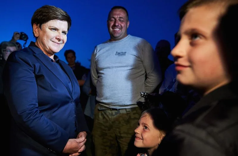 Premier Beata Szydło w Zalesiu (woj. pomorskie) podczas wizytacji u rodziny poszkodowanej w nawałnicy, która przeszła nad powiatem Chojnickim