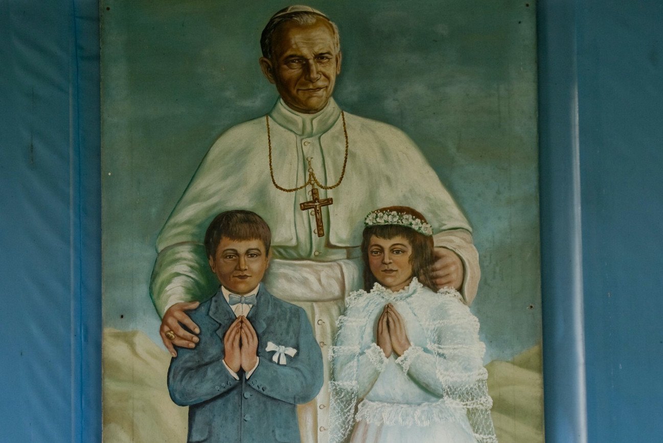 Papież Jan Paweł II na obrazie przy kościele św. Trójcy w Radzyniu Podlaskim (2009).