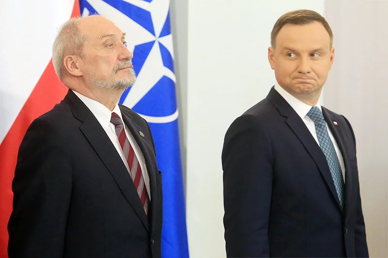 Okazuje się, że wiceprezes PiS i szef MON Antoni Macierewicz okazywał prezydentowi Andrzejowi Dudzie większy brak szacunku niż dotąd sądzono...
