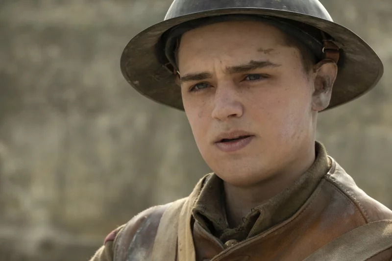 Dean-Charles Chapman jako starszy szeregowy Blake