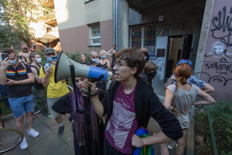 Margot twierdzi, że została uderzona przez policjanta.