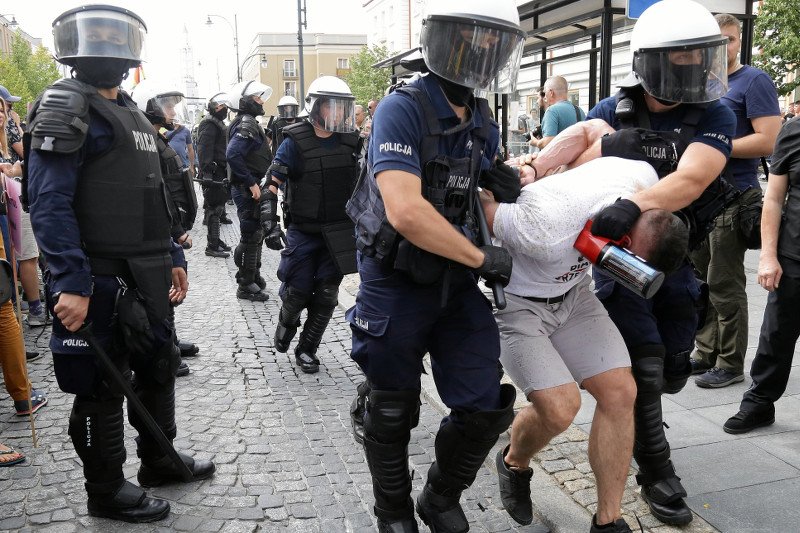 Kilka z zatrzymanych osób podejrzanych jest o naruszenie nietykalności funkcjonariuszy.