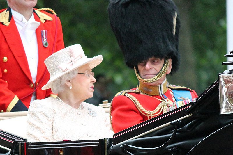 Zdementowano spekulacje o śmierci lub chorobie królowej Elżbiety II. Pałac Buckingham poinformował jednak, że z pełnienia obowiązków królewskich zrezygnuje książę Filip.