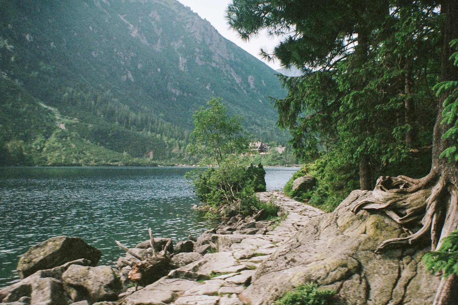 Turysta błąkał się boso po Tatrach. Służbom opowiedział przedziwną historię