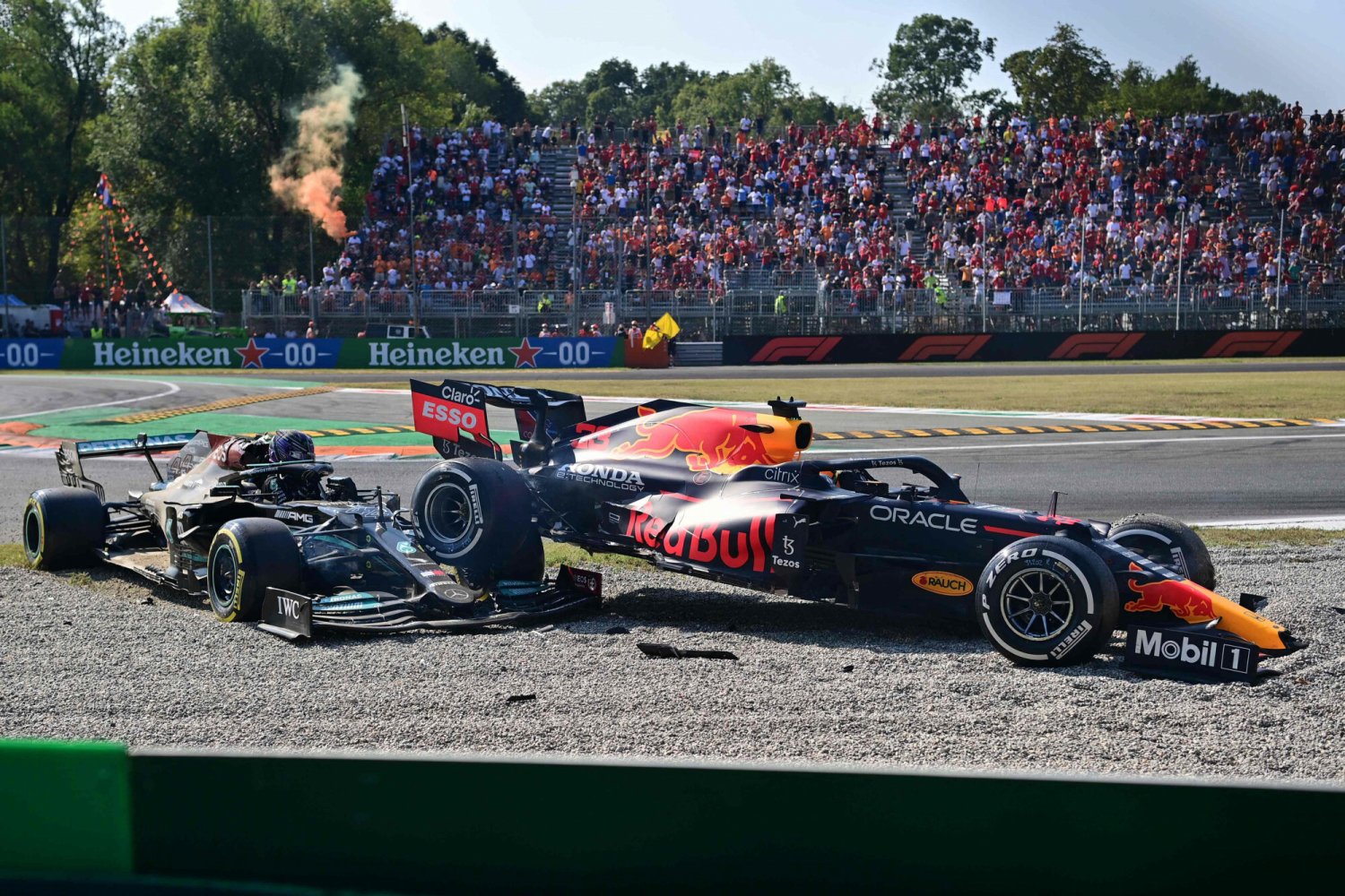 Lewis Hamilton i Max Verstappen starli się na włoskiej Monzie o obaj nie ukończyli rywalizacji w Grand Prix Włoch