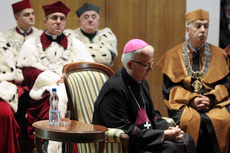 Abp Michaliki chwali się tytułem, który można kupić za 200 dolarów.