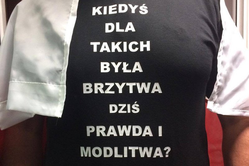 Jeden ze zwolenników byłego księdza Międlara, który pojawił się dziś w sądzie.