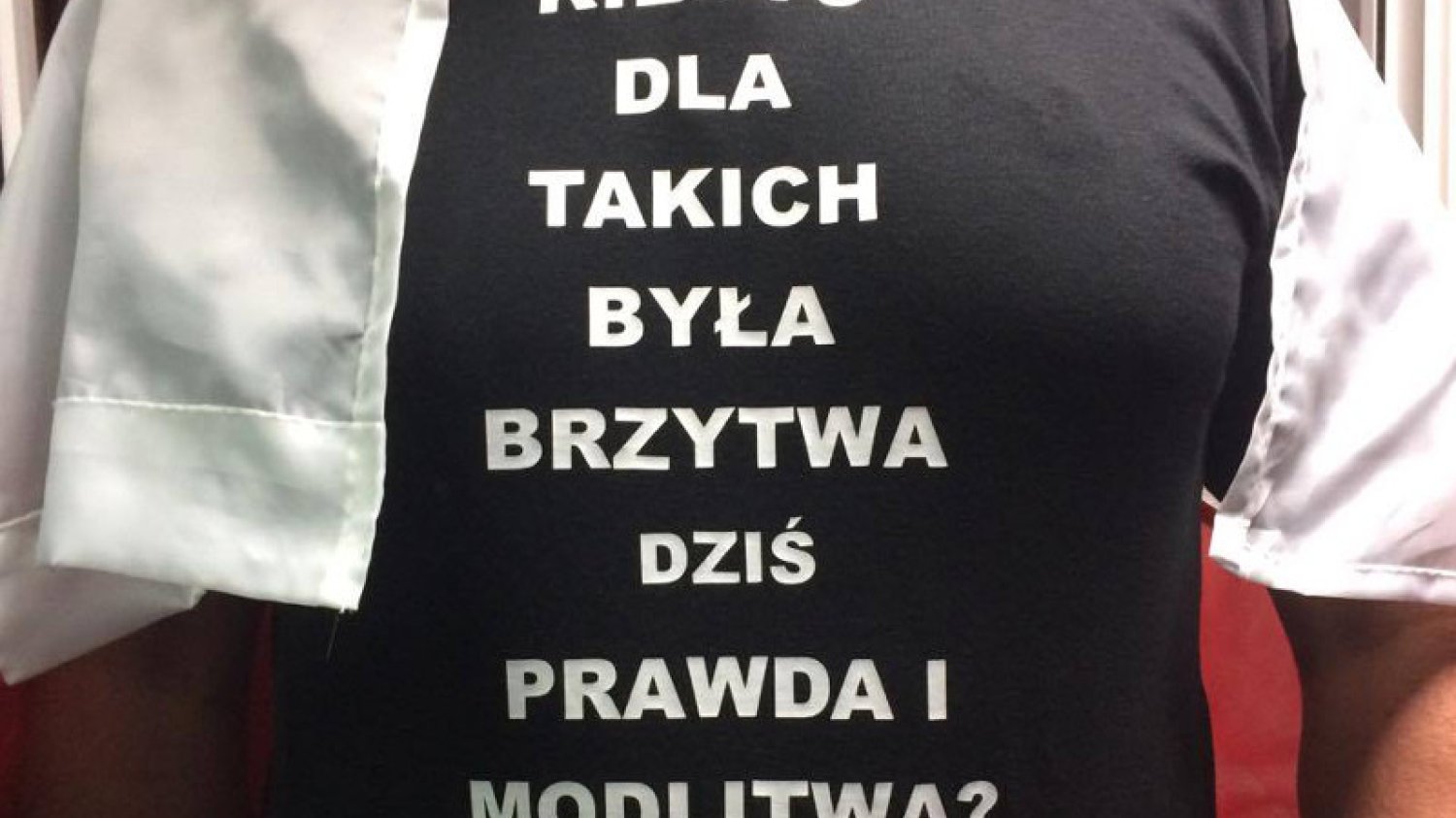 Jeden ze zwolenników byłego księdza Międlara, który pojawił się dziś w sądzie.