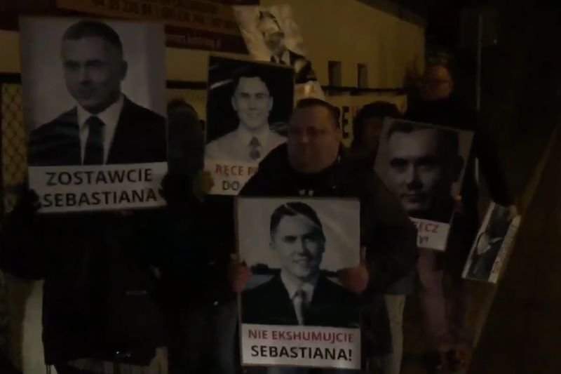 Ekshumację Sebastiana Karpiniuka przeprowadzono o 4:40 nad ranem przy protestach przyjaciół i znajomych posła PO.