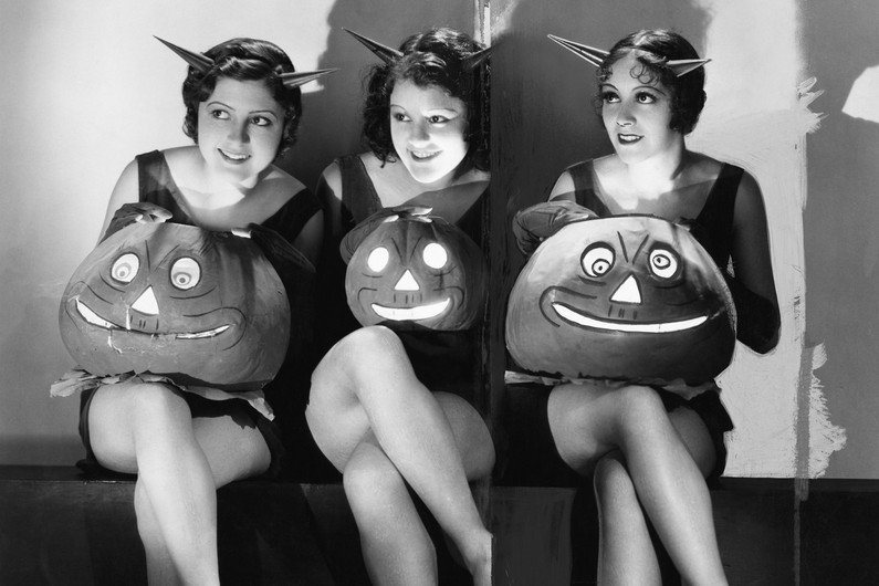 [url=http://shutr.bz/TkNEDS] Trzy kobiety w halloweenowych przebraniach [/url]