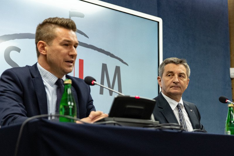 Andrzej Grzegrzółka, dyrektor Centrum Informacji Sejmu, stał się twarzą kryzysu  Marka Kuchcińskiego.