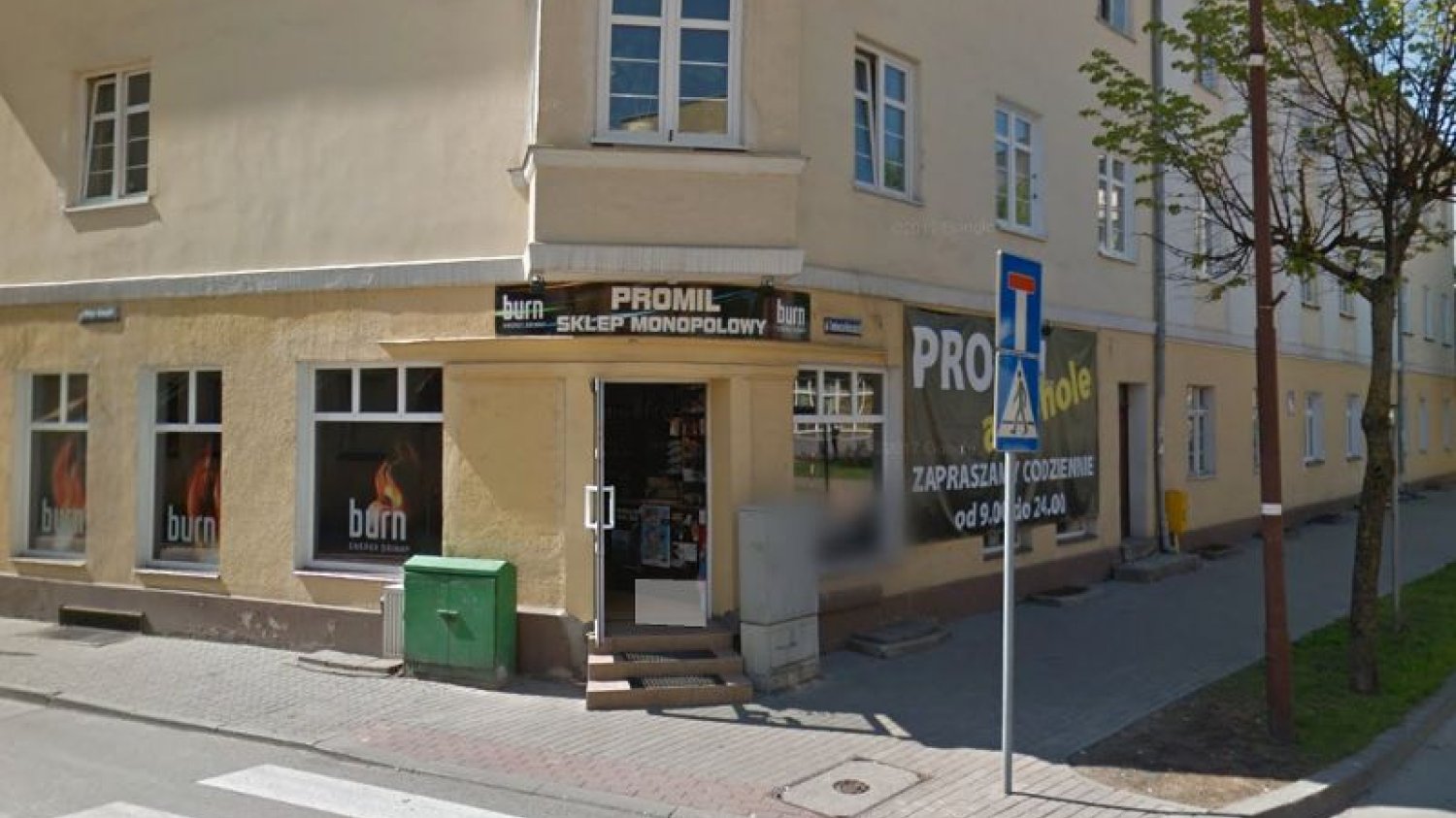Mimo zakazu handlu w niedzielę, żona posła PiS Wojciecha Kossakowskiego sprzedaje w swoim sklepie.