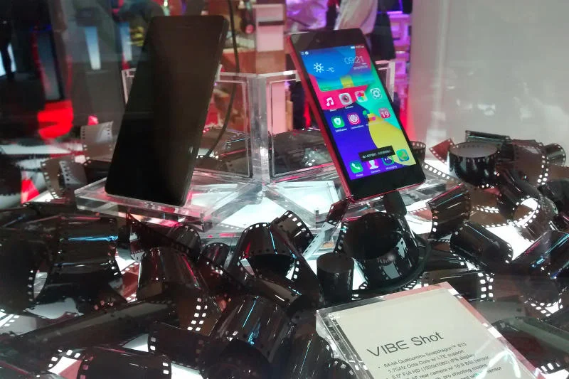 Lenovo Vibe Shot z trójkolorowym fleszem.