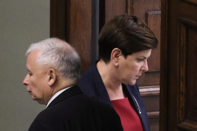 Premier Beata Szydło podobno nie ma nic do powiedzenia, ale Polacy wolą ją niż Jarosława Kaczyńskiego.