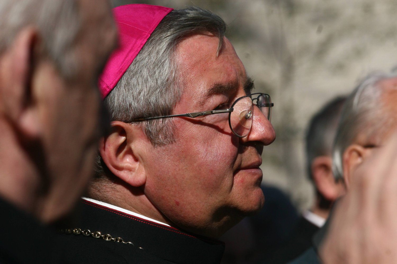 Po nakazie opuszczenia archidiecezji gdańskiej abp. Sławoj Leszek Głódź przeniósł się do Bobrówka na Podlasiu. Niedawno został sołtysem Piasków, które stanowią część tej miejscowości.