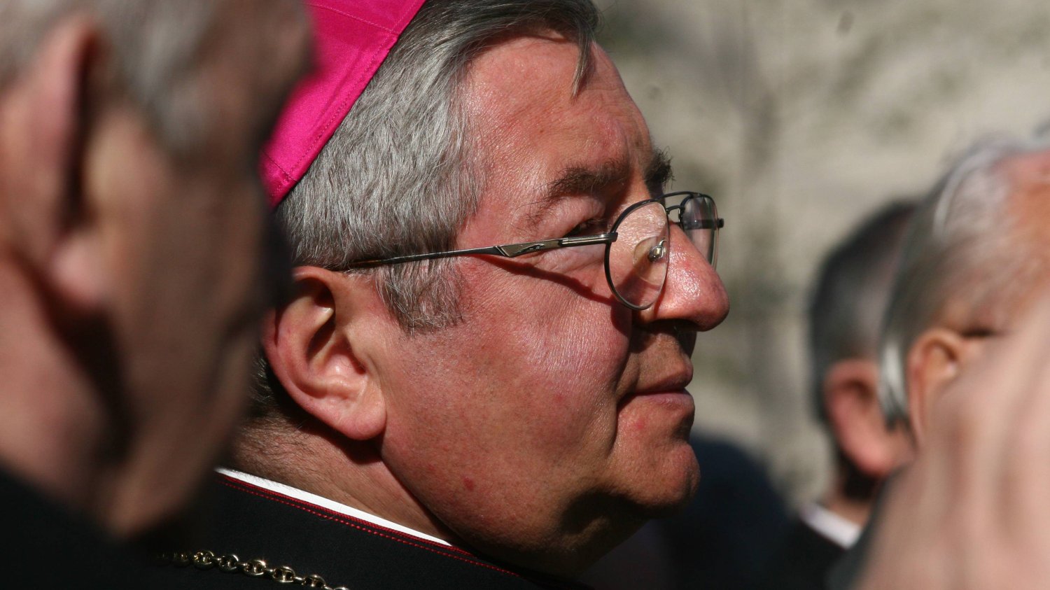 Po nakazie opuszczenia archidiecezji gdańskiej abp. Sławoj Leszek Głódź przeniósł się do Bobrówka na Podlasiu. Niedawno został sołtysem Piasków, które stanowią część tej miejscowości. Po nakazie opuszczenia archidiecezji gdańskiej abp. Sławoj Leszek Głódź przeniósł się do Bobrówka na Podlasiu. Niedawno został sołtysem Piasków, które stanowią część tej miejscowości.