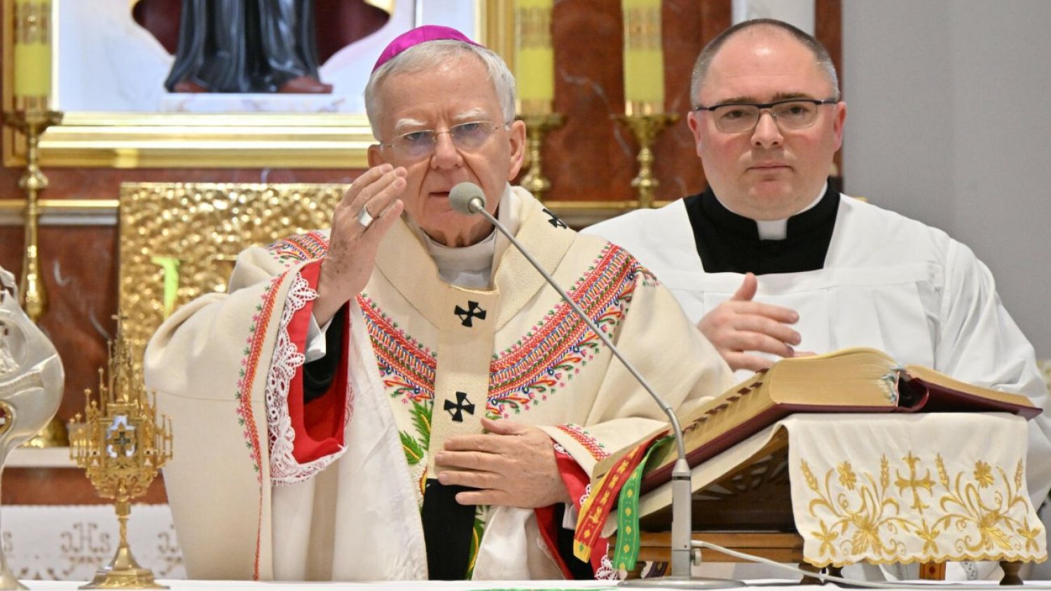 Abp w politycznym liście do wiernych. Wspomniał o krzyżach i lekcjach religii Abp Marek Jędraszewski wspomniał o krzyżach w urzędach i lekcjach religii