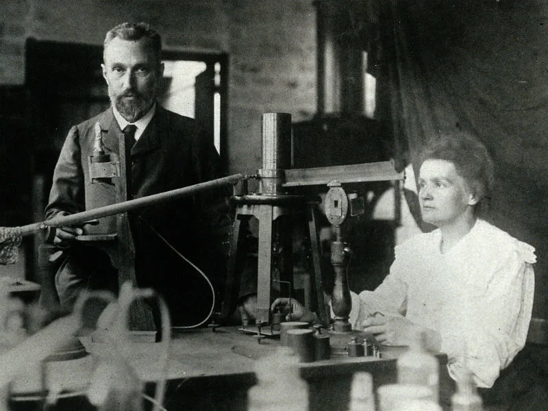 Maria Skłodowska-Curie na zdjęciu z mężem.
