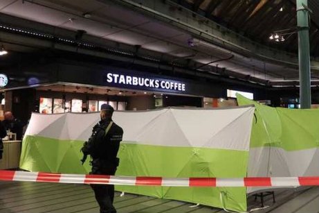 Policja postrzeliła i aresztowała nożownika na lotnisku w Amsterdamie.