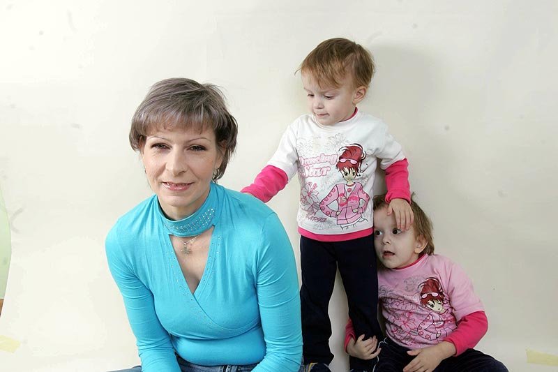 Wiesława Dąbrowska i rozdzielone bliźniaczki syjamskie Daria i Olga rok po operacji. Dziś dziewczynki wciąż potrzebują pomocy.