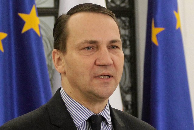 "Fakt" twierdzi, że na początku kwietnia 2014 roku nissan Sikorskiego miał na liczniku 30 083 km