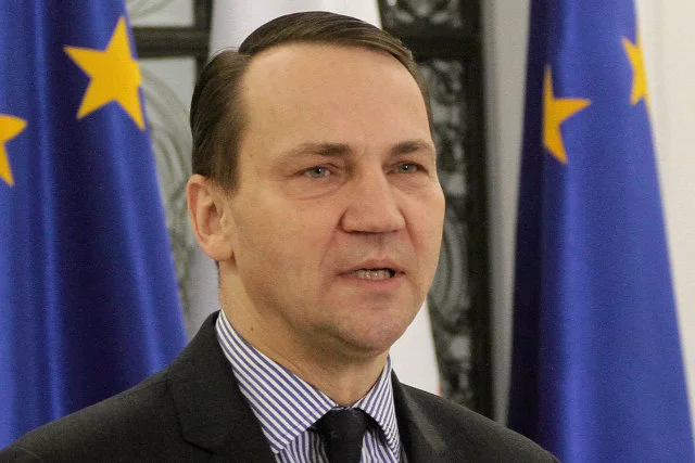 "Fakt" twierdzi, że na początku kwietnia 2014 roku nissan  Sikorskiego miał na liczniku  30 083 km