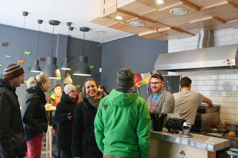 Święta Krowa oferuje soczyste hamburgery