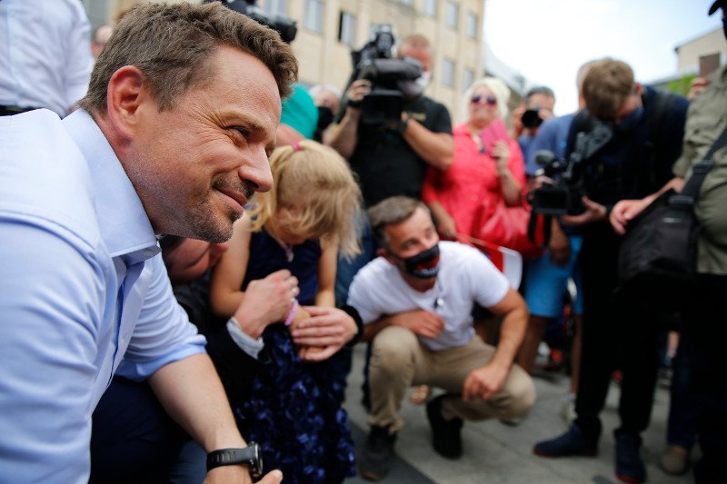 Rafał Trzaskowski w Opolu - wyciągnięta ręka do wolontariuszy Andrzeja Dudy.