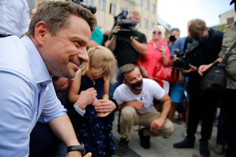 Rafał Trzaskowski w Opolu - wyciągnięta ręka do wolontariuszy Andrzeja Dudy.