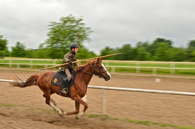 W "Krakusach" duży nacisk kładzie się na naukę walki bronią białą