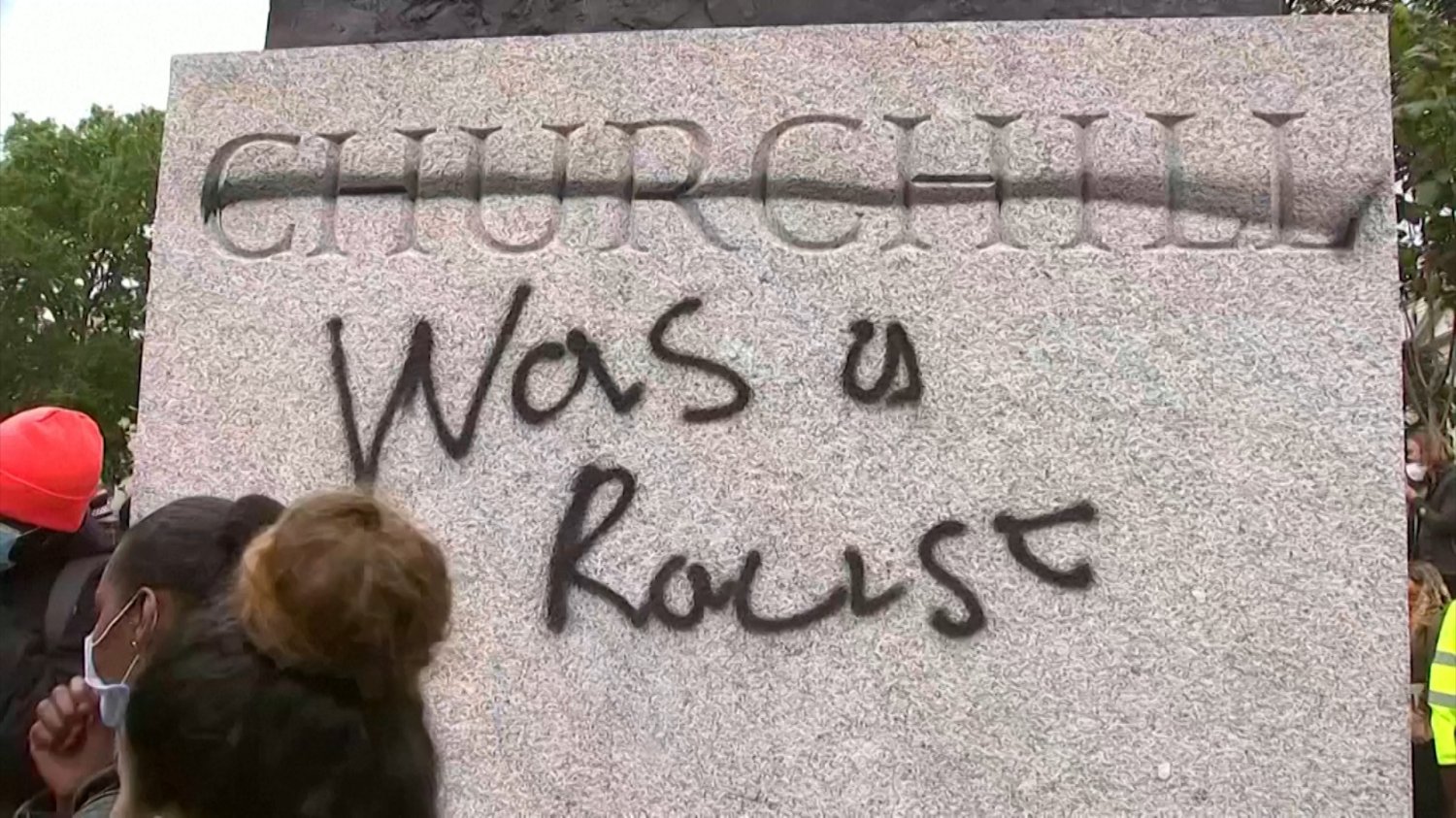 Demonstranci na cokole pomnika Winstona Churchilla umieścili graffiti z napisem "był rasistą"
