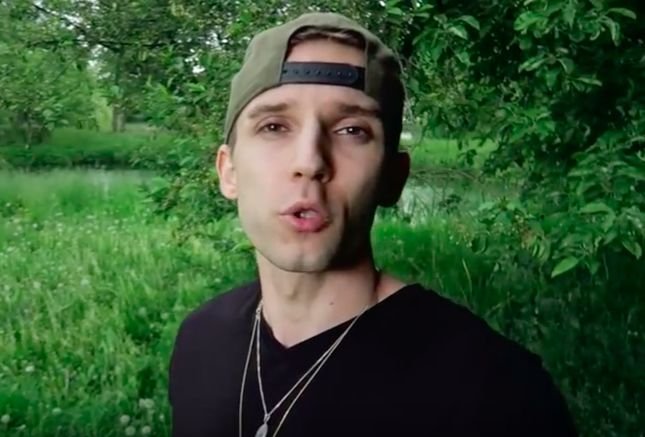 Trener fitness Jakub Augustowski zachęca internautów do picia wody destylowanej. Lekarze ostrzegają: taka dieta to śmiertelne niebezpieczeństwo.