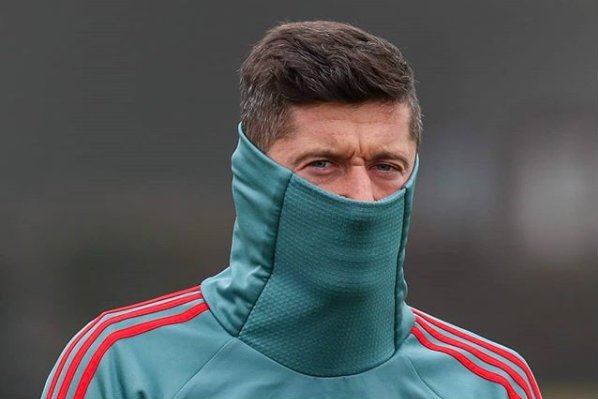 To Francuz miał pierwszy uderzyć Roberta Lewandowskiego - podaje niemiecki dziennik "SportBild".