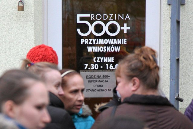 Program 500+ zbada Trybunał Konstytucyjny. Trudno przypuszczać, że nominaci PiS go skrytykują.