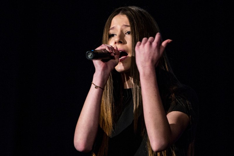 14-letnia piosenkarka została skrytykowana za swój ubiór.