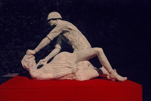 Rzeźba przedstawiająca ciężarną kobietę gwałconą przez sowieckiego żołnierza, Gdańsk 2013, autor: Jerzy Bohdan Szumczyk.