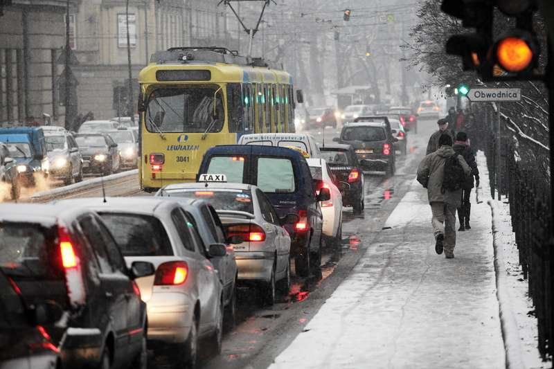 Zdaniem Jarosława Kuźniara Polacy jeżdżą w śniegu jak ciamajdy. Czyżbyśmy dlatego w zimie stali w gigantycznych korkach?