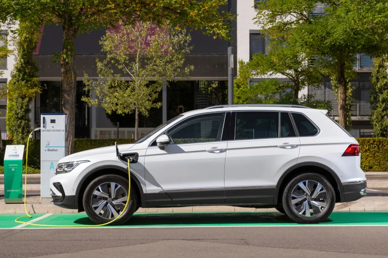 Elektryczny Tiguan podczas ładowania. Elektryczne rozwiązania Volkswagena. Firma współpracuje z Polenergią.