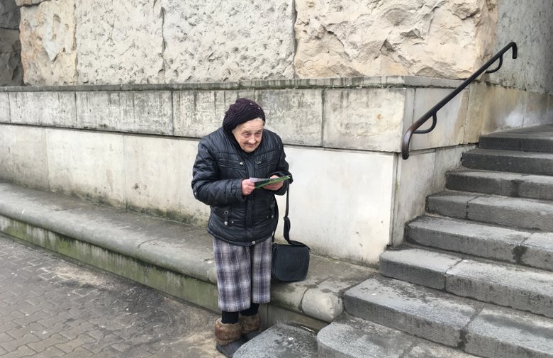 Maria ma 83 lata i od 12 roznosi ulotki. W ten sposób zbiera na spłacenie komornika i dorabia do marnej emerytury.