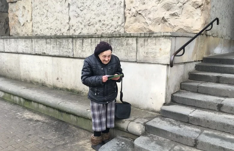 Maria ma 83 lata i od 12 roznosi ulotki. W ten sposób zbiera na spłacenie komornika i dorabia do marnej emerytury.
