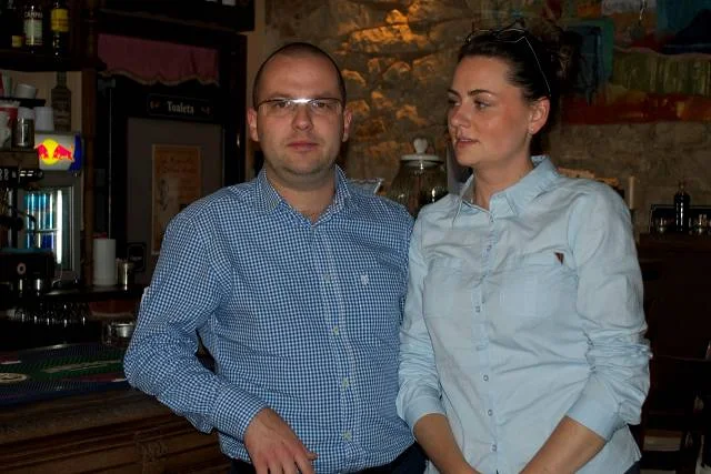 Bartłomiej Smok z żoną w pracy. Słodko-Gorzki Dom Kawiarniano – Barowy