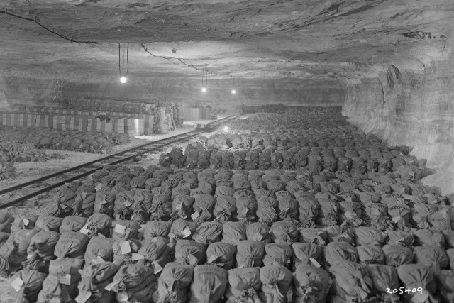 Złoto oraz inne kosztowności, które władze nazistowskich Niemiec ukryły w kopalni soli w Merkers. Zdjęcie wykonane w kwietniu 1945 roku przez Amerykanów