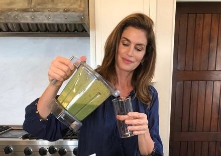 Cindy Crawford podzieliła się z fanami recepturą zielonego koktajlu, który pozwala jej dbać o szczupłą sylwetkę. Cindy Crawford zdradziła przepis na ulubiony zielony koktajl.