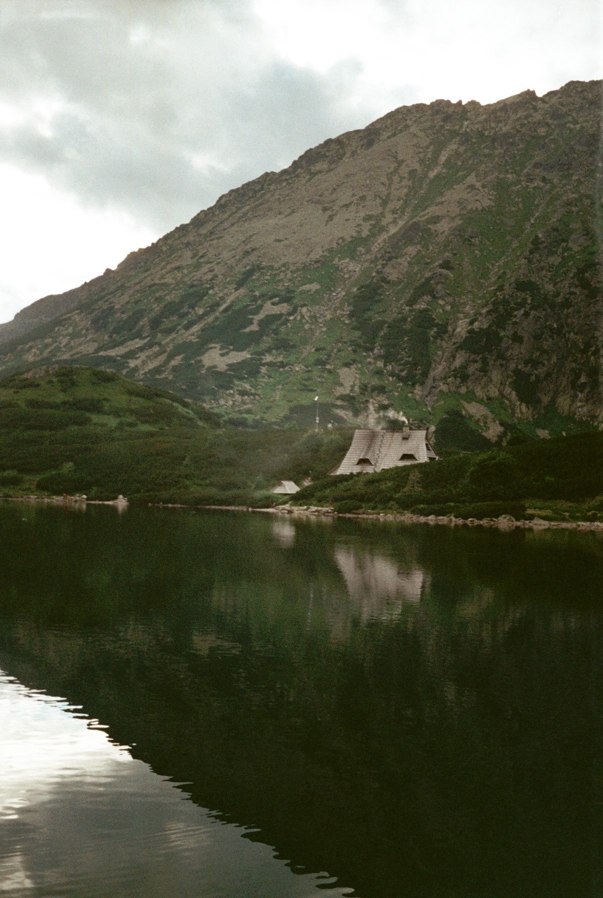 Schronisko PTTK w Dolinie Pięciu Stawów . Aparat analogiczny Smiena 8M.