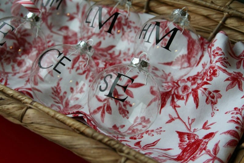 W Święta Bożego Narodzenia ozdoby i prezenty tworzą miły nastrój